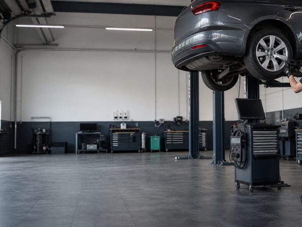 Klimaservice in einer KFZ-Werkstatt